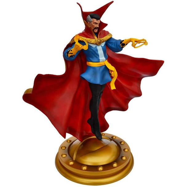 Figurine Doctor Strange de DIAMOND SELECT, angle latéral montrant la cape flottante et les effets mystiques sculptés