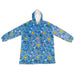 Enfant portant le sweat oversize Pokémon corail Nintendo en extérieur