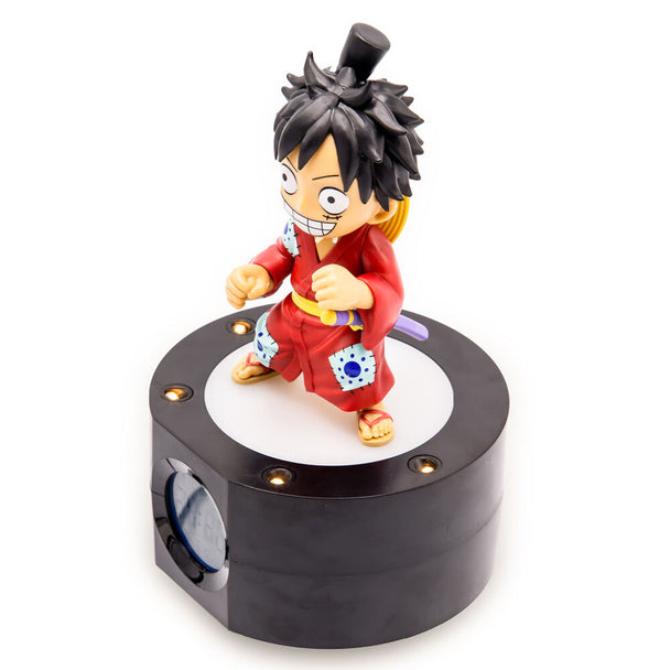 Réveil figurine Luffy One Piece de 20 cm avec affichage LED digital allumé montrant l'heure et la date