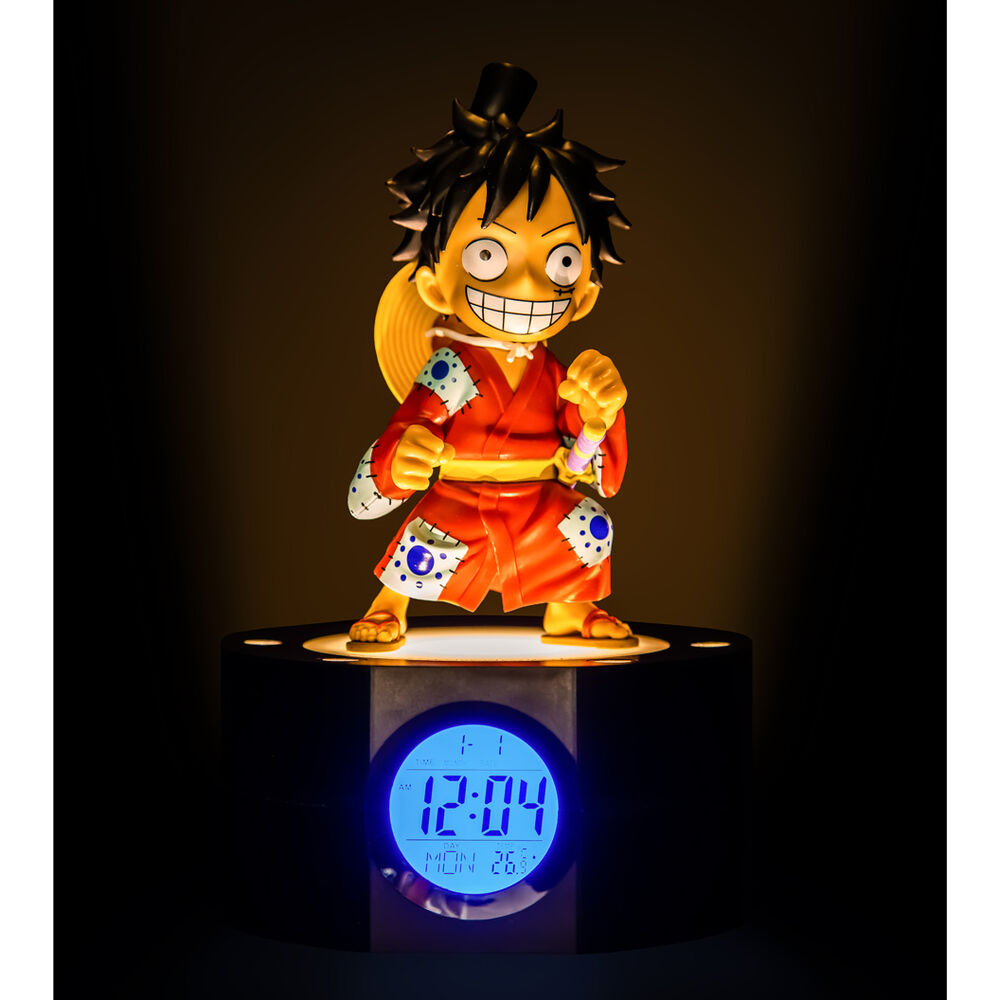 Réveil One Piece Luffy posé sur une table de nuit avec câble USB/micro USB connecté pour l'alimentation