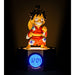 Réveil One Piece Luffy posé sur une table de nuit avec câble USB/micro USB connecté pour l'alimentation