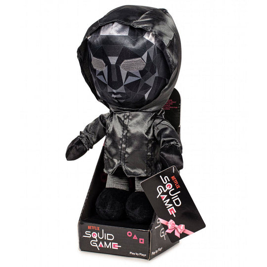 Peluche officielle Frontman de Squid Game NETFLIX de 28 cm présentée dans une vitrine transparente.