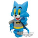 Photo de la figurine Tom and Jerry Batman montrant les détails du costume et accessoires
