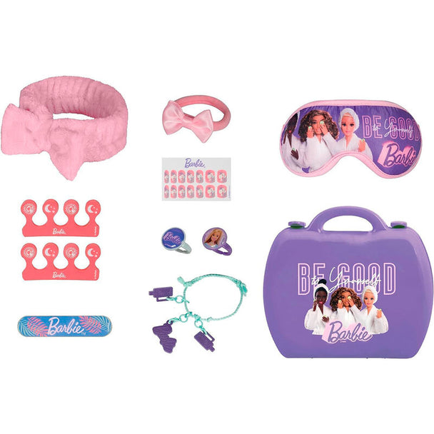 Barbie assise sur son fauteuil dans le coffret Deluxe beauté et bien-être MATTEL