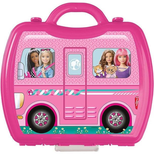 Accessoires du set Barbie Glamping comprenant 2 brochettes, 4 assiettes, 4 bouteilles de sauce et couverts colorés.