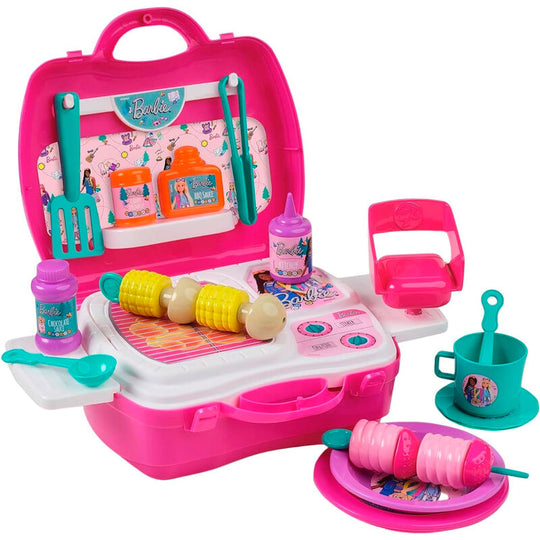 Coffret Barbie Glamping de MATTEL avec barbecue et accessoires rangés dans une valise de transport rose.