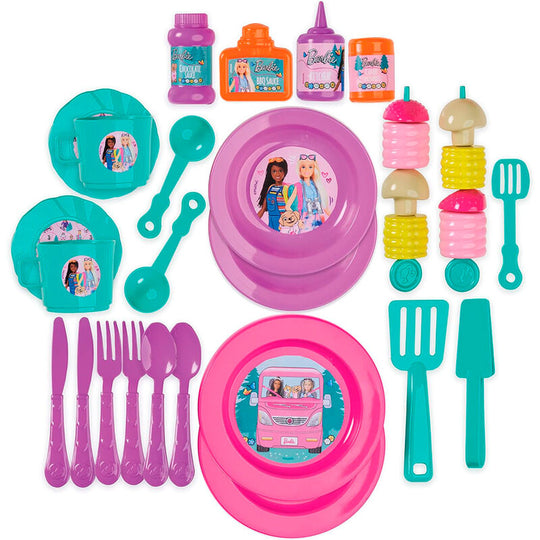 Barbecue miniature du coffret Barbie Glamping avec spatule, pinces et ustensiles pour jeu de rôle.