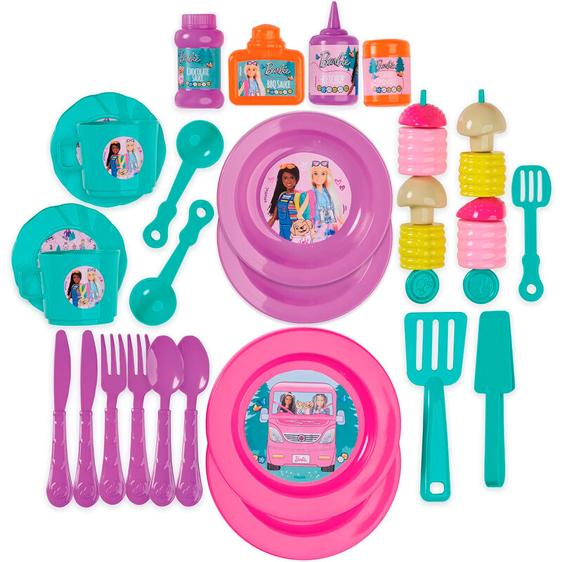 Barbecue miniature du coffret Barbie Glamping avec spatule, pinces et ustensiles pour jeu de rôle.