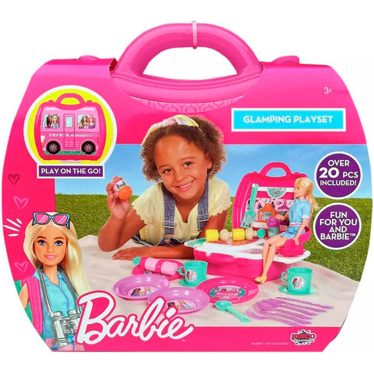 Chaise miniature rose incluse dans le set Barbie Glamping pour que Barbie puisse s’asseoir pendant le barbecue.