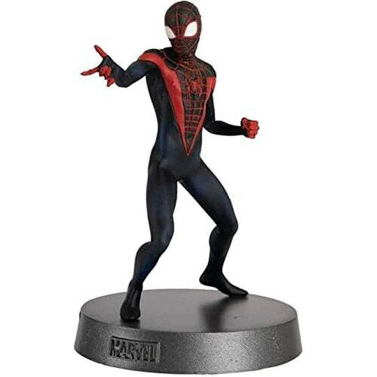Figurine Marvel Spiderman Miles Morales vue de face avec costume noir et rouge détaillé, échelle 1:18