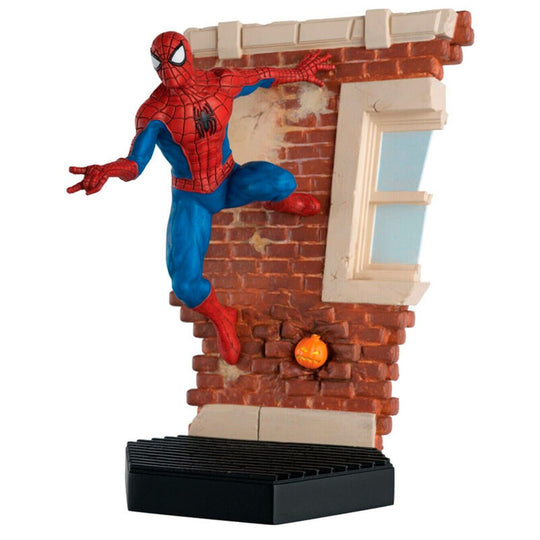 Vue de face de la figurine Marvel VS Spiderman à l'échelle 1:16 avec détails réalistes