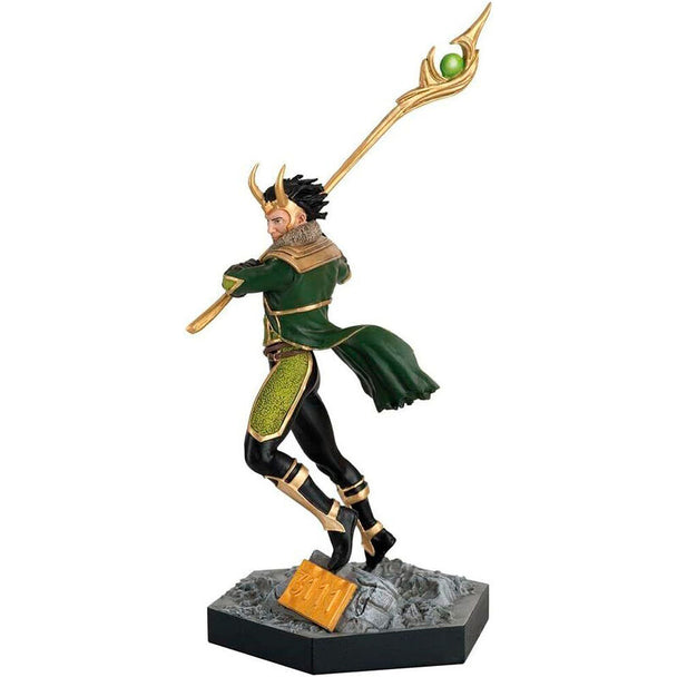 Vue latérale de la figurine Loki Marvel VS. mettant en valeur les finitions et textures