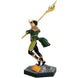 Vue latérale de la figurine Loki Marvel VS. mettant en valeur les finitions et textures