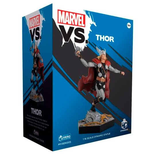 Photo de profil de la figurine Thor Marvel VS. exposée sur un socle, mettant en valeur les détails sculptés