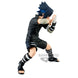 Profil gauche de la figurine Sasuke Uchiha III montrant les détails de ses cheveux et accessoires