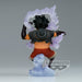 Gros plan sur le visage expressif de la figurine Monkey D Luffy King of Artist