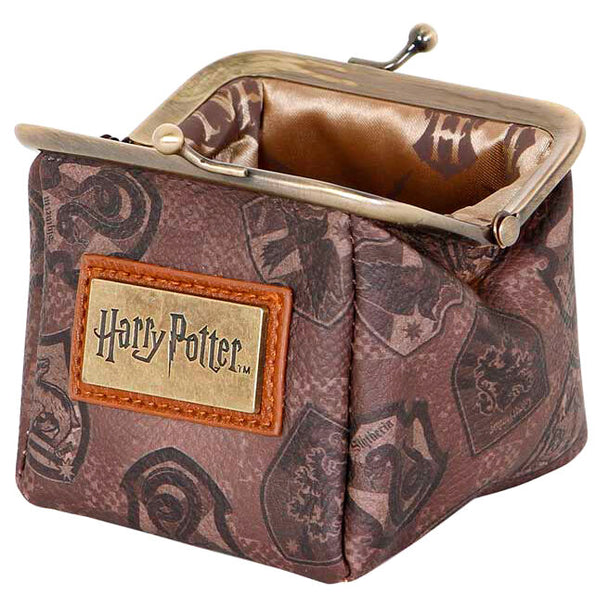 Détail du motif Harry Potter combiné aux couleurs Pride sur le porte-monnaie compact et élégant.