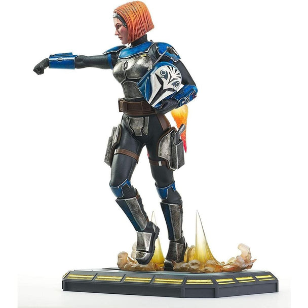 Gros plan sur le casque et l'armure de la statue Bo-Katan édition limitée