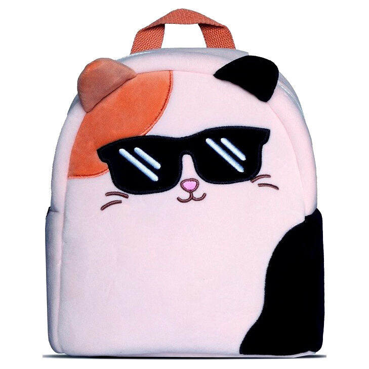 Sac à dos Squishmallows Cam posé sur une surface blanche, mettant en avant les détails brodés et la douceur du tissu