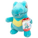 Image de la peluche Totodile JAZWARES montrant sa texture douce et ses couleurs vives sur fond blanc