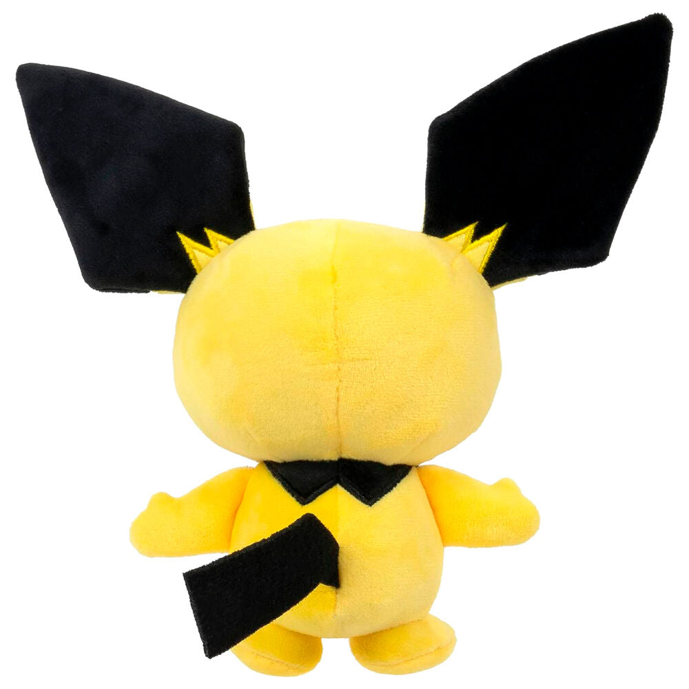 Peluche Pichu Pokémon posée sur une surface blanche montrant sa taille compacte