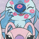 Sac à dos Stitch CERDÁ posé sur une table, illustrant ses dimensions compactes