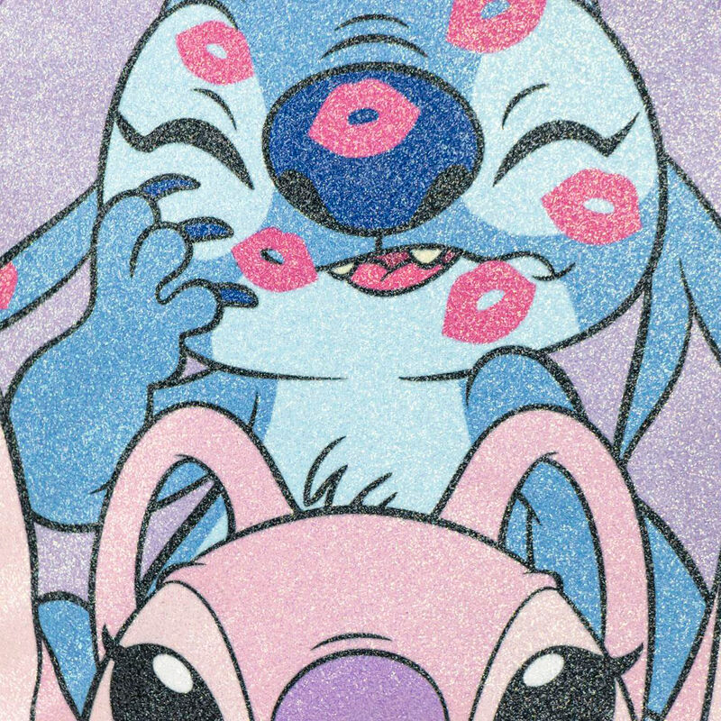 Sac à dos Stitch CERDÁ posé sur une table, illustrant ses dimensions compactes