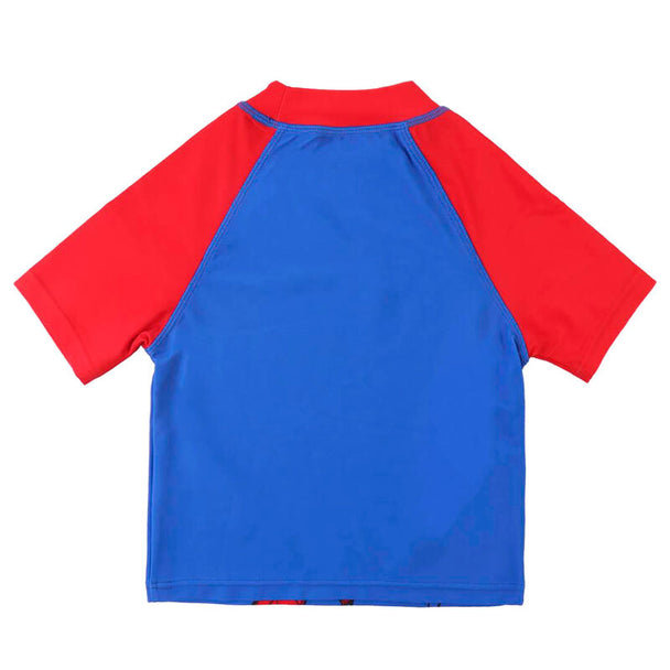 Détail du tissu et du logo Spiderman sur le t-shirt de bain CERDÁ pour enfant, protection solaire UV50