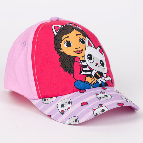 Détail de la casquette colorée portée par la poupée Gabby dans sa maison