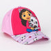 Détail de la casquette colorée portée par la poupée Gabby dans sa maison