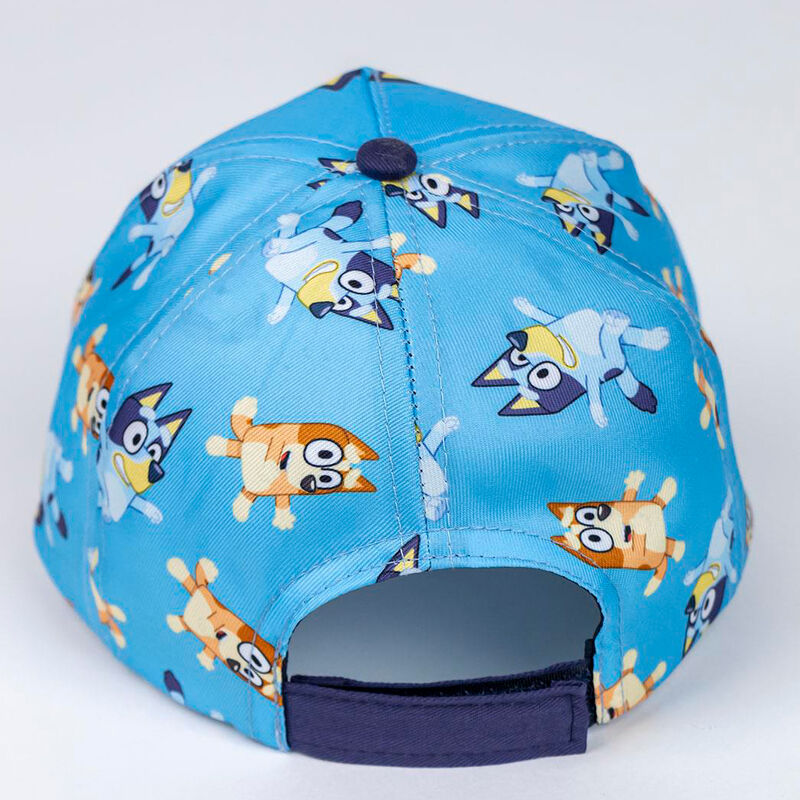 Profil latéral de la casquette Bluey CERDÁ montrant le design coloré et détails couture