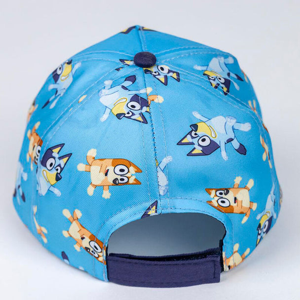 Profil latéral de la casquette Bluey CERDÁ montrant le design coloré et détails couture