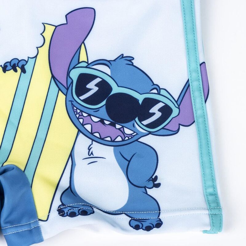 Enfant portant le boxer de bain Disney Stitch CERDÁ, jouant au bord de la piscine