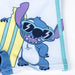 Enfant portant le boxer de bain Disney Stitch CERDÁ, jouant au bord de la piscine