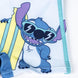 Enfant portant le boxer de bain Disney Stitch CERDÁ, jouant au bord de la piscine