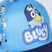 Casquette Bluey CERDÁ posée sur une surface blanche mettant en valeur son tissu 100% polyester