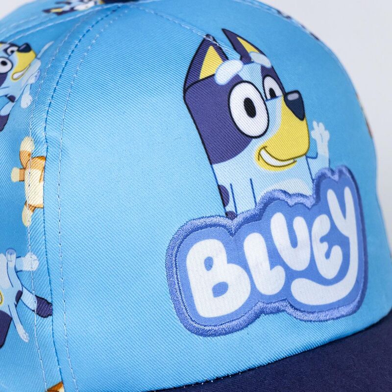 Casquette Bluey CERDÁ posée sur une surface blanche mettant en valeur son tissu 100% polyester