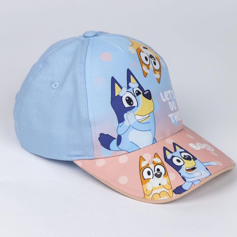 Vue latérale de la casquette Bluey assortie CERDÁ montrant la forme ajustée