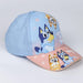Vue latérale de la casquette Bluey assortie CERDÁ montrant la forme ajustée