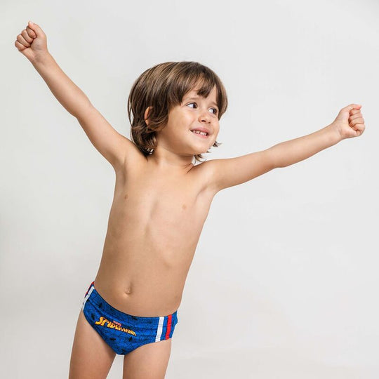Slip de bain Spiderman Marvel porté par un enfant jouant à la piscine