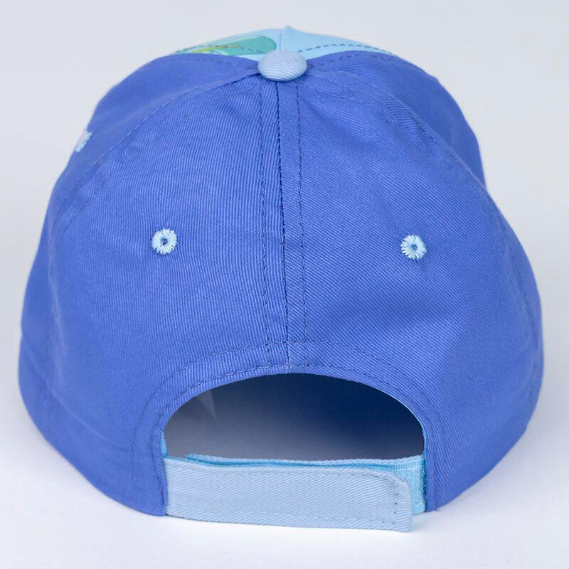 Casquette Bluey assortie posée sur une surface blanche mettant en valeur les couleurs