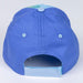Casquette Bluey assortie posée sur une surface blanche mettant en valeur les couleurs