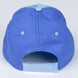 Casquette Bluey assortie posée sur une surface blanche mettant en valeur les couleurs