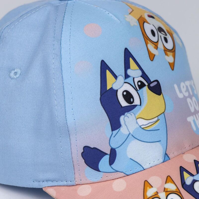 Casquette Bluey assortie portée par un enfant souriant en extérieur