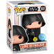 Vue rapprochée de la figurine Funko POP Luke Skywalker exclusive Mandalorian, montrant les détails précis du vinyle et la boîte d'origine.