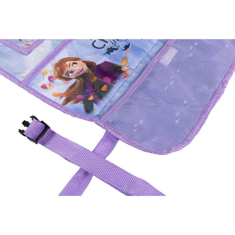 Vue latérale montrant la capacité de rangement de l'organisateur Disney Frozen dans une voiture