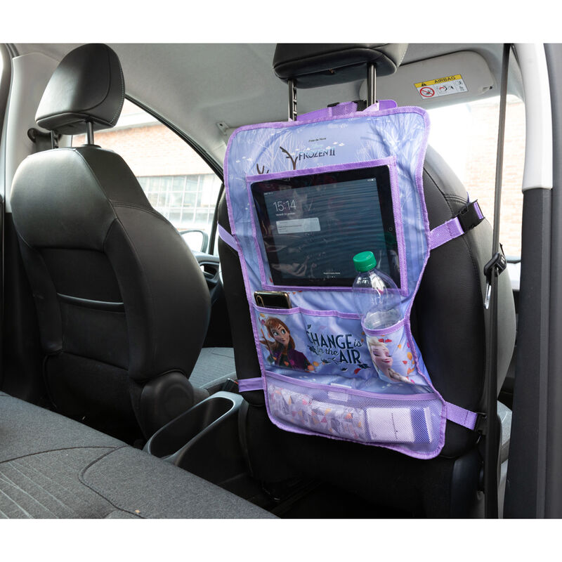 Enfant utilisant l'organisateur Disney Frozen pour ranger ses jouets pendant un trajet en voiture