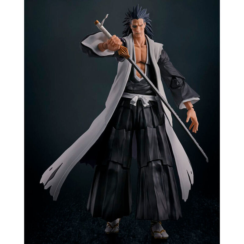 Profil latéral de la figurine Kenpachi Zaraki S.H. Figuarts avec son épée caractéristique.
