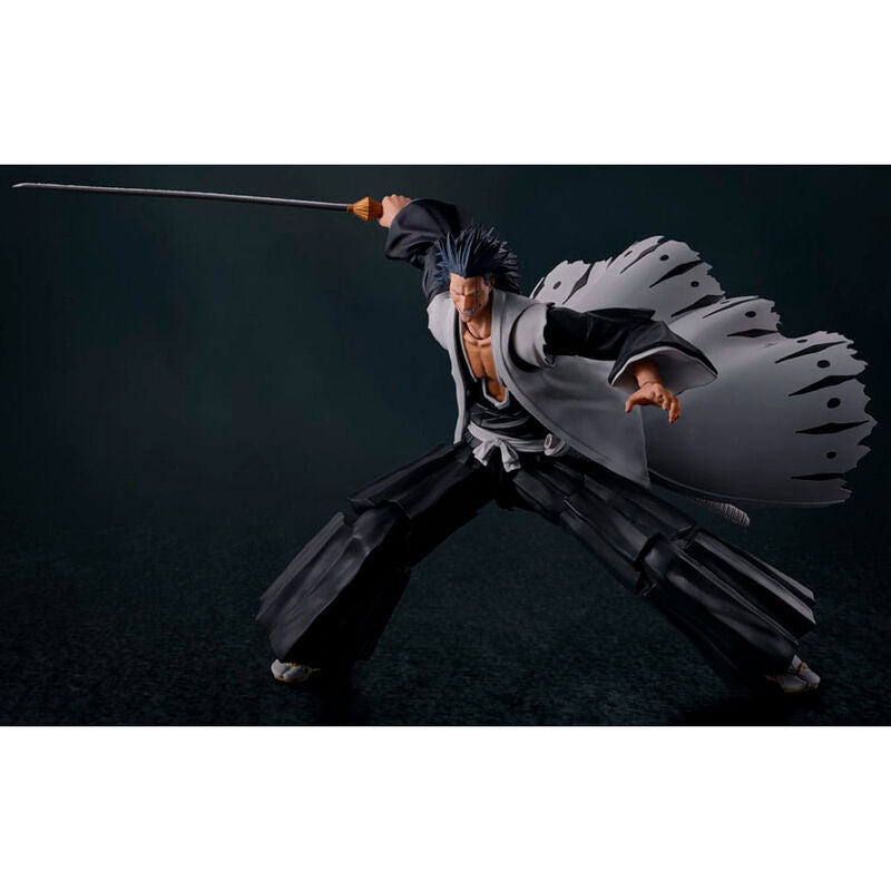 Figurine Kenpachi Zaraki posée dynamiquement avec accessoires inclus sur fond neutre.