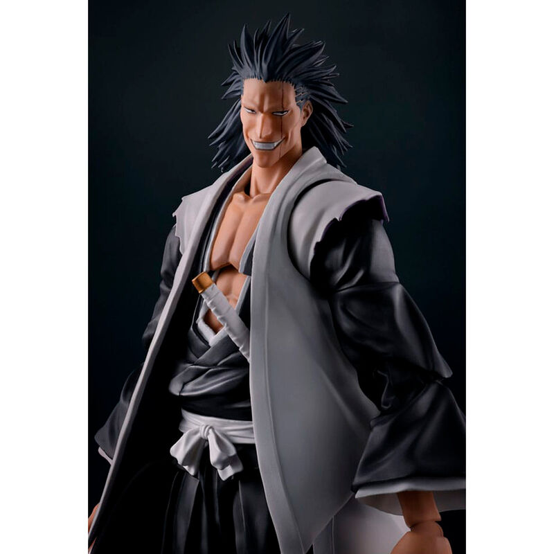 Ensemble complet de la figurine Kenpachi Zaraki avec tous ses accessoires déployés.